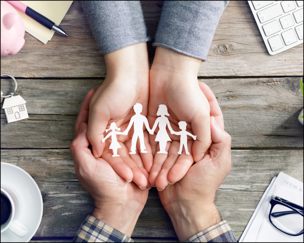 mains et famille en papier