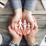 mains et famille en papier